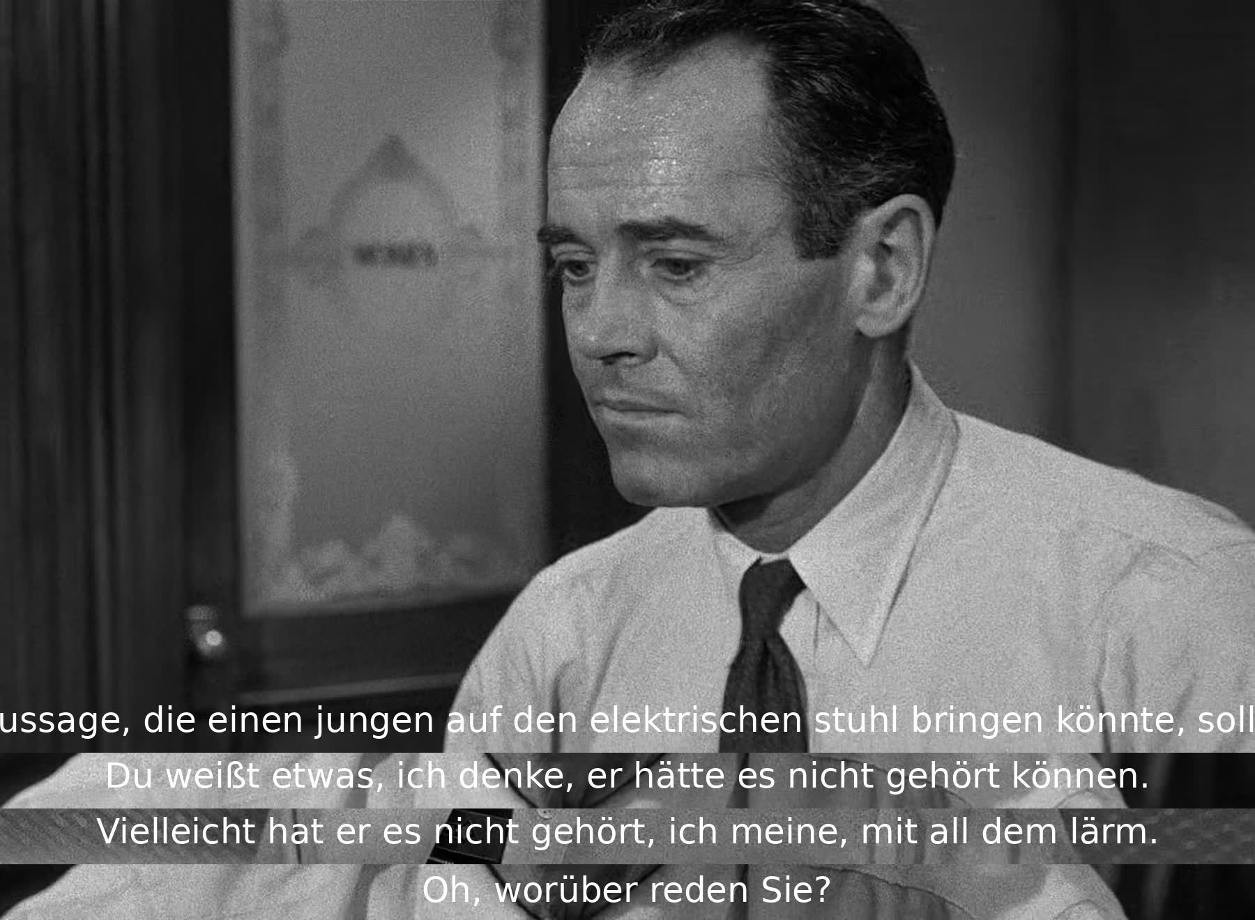 Die Charaktere diskutieren, ob eine belastende Aussage präzise sein sollte, um einen Jugendlichen zum Tode zu verurteilen. Sie spekulieren, ob der Jugendliche die Aussage gehört hat und wie der Lärm dies beeinflussen könnte. Es entsteht Unsicherheit über die mögliche Unschuld des Jugendlichen.