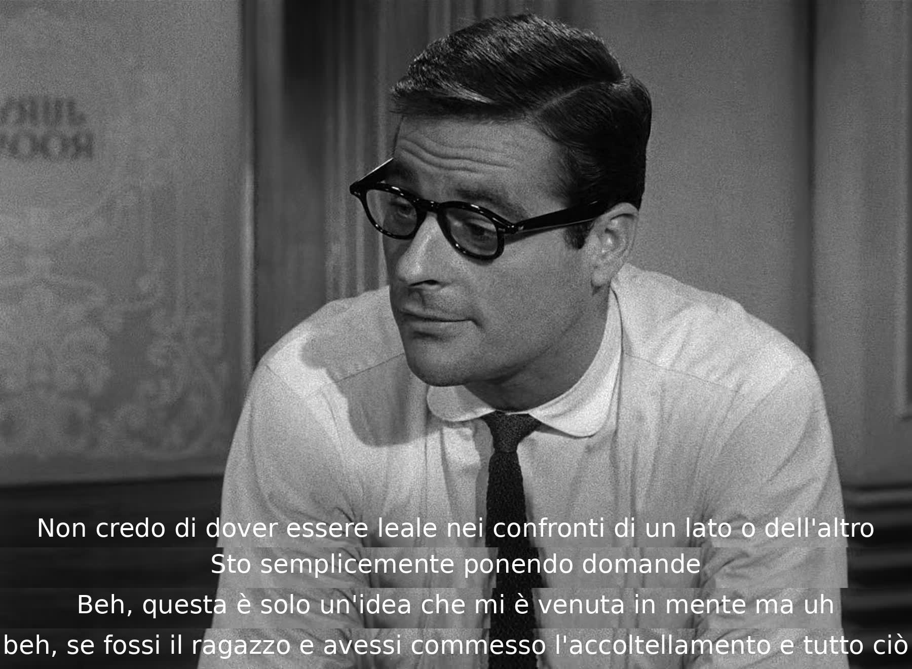 Il personaggio non si sente obbligato a prendere posizione e pone domande sul caso. Riflette su cosa fare se fosse il ragazzo accusato di accoltellamento.