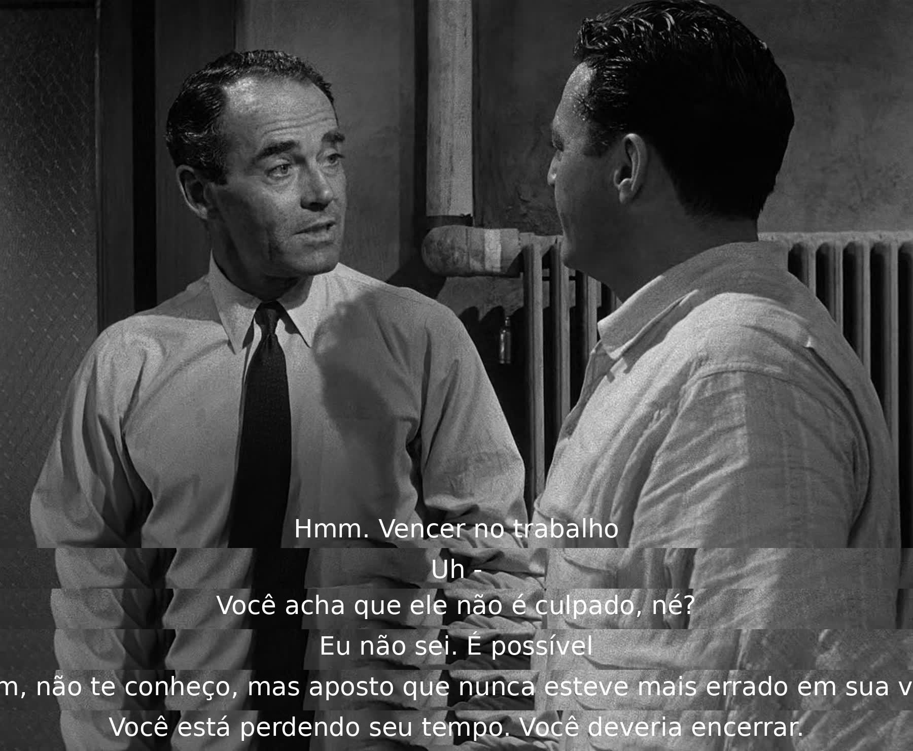 O diálogo entre os personagens discute a possibilidade de o réu ser inocente, com um deles expressando incerteza e outro apostando forte na culpa. A tensão reflete a batalha de opiniões sobre o veredito, mostrando a resistência em mudar de ideia. A sugestão de encerrar a discussão é feita.