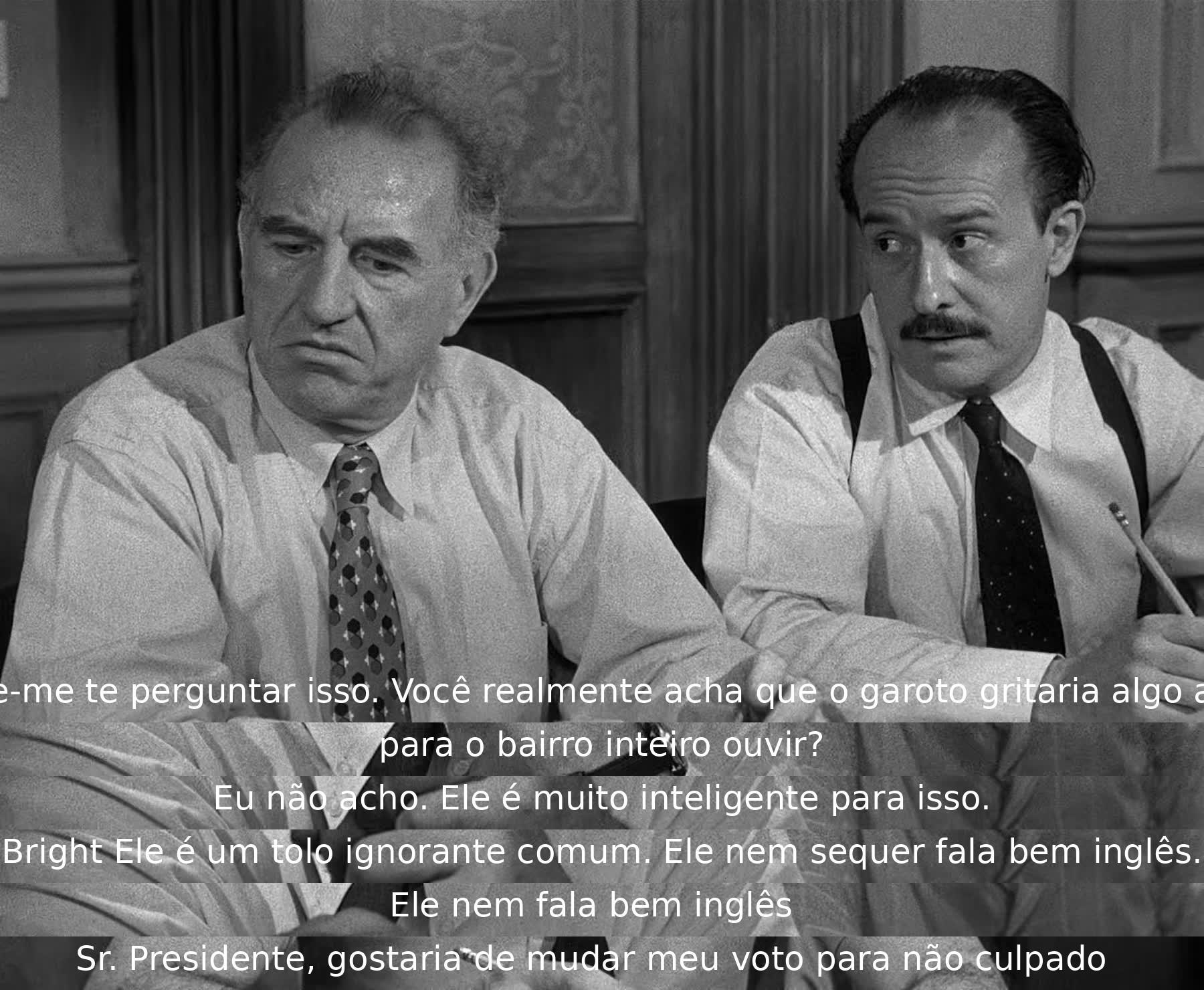 Um membro do júri expressa dúvidas sobre a capacidade do réu em gritar em um crime. Outro membro questiona a inteligência do réu, mencionando sua falta de proficiência em inglês. No final, alguém decide mudar seu voto para não culpado.