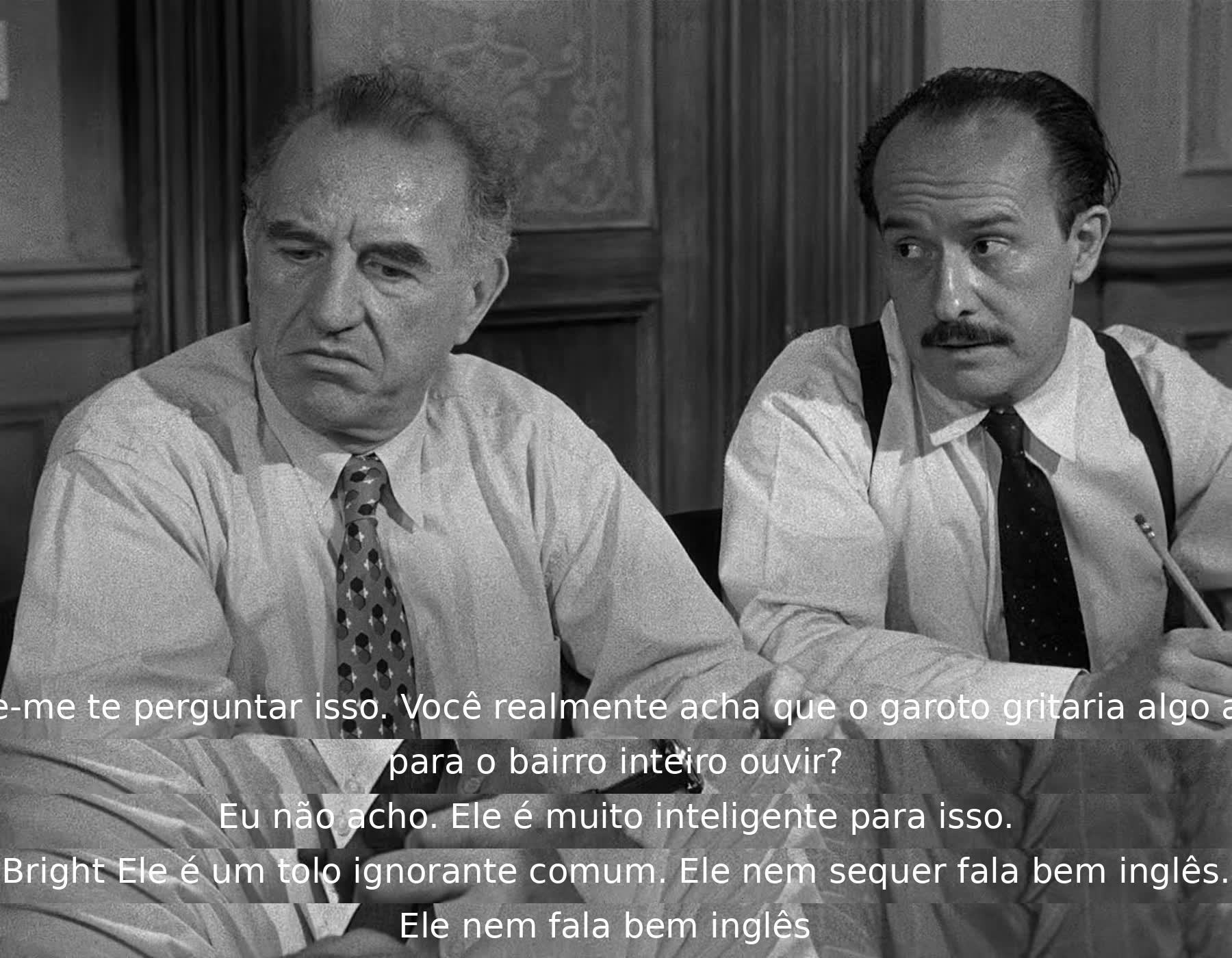 Numa discussão, um jurado questiona se um garoto culparia publicamente alguém. Outro jurado discorda, apontando a ignorância do garoto. A conversa destaca a interpretação divergente dos fatos pelos jurados.