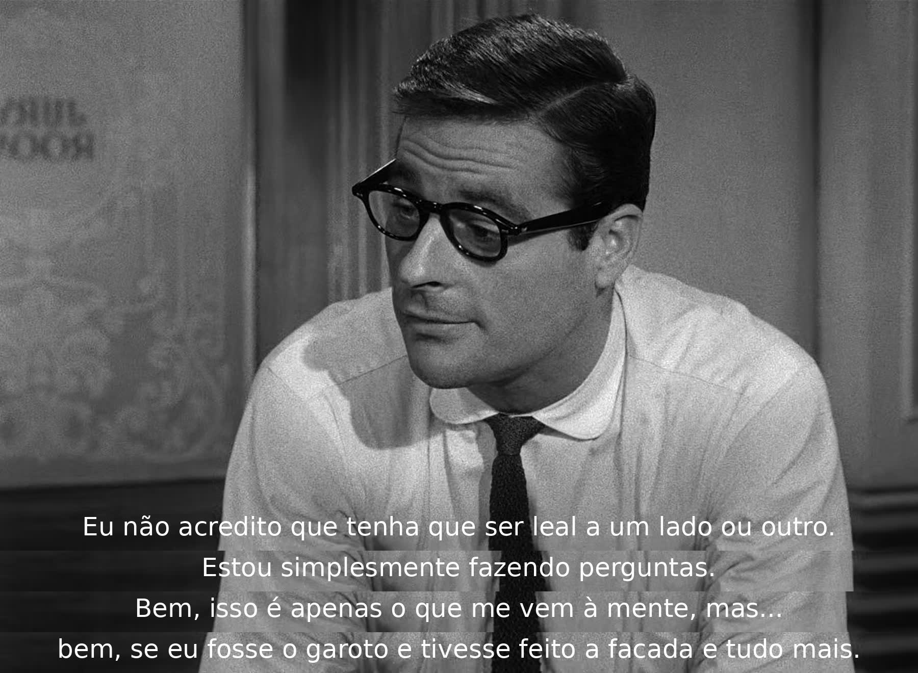 O diálogo sugere que a lealdade não é necessária ao tomar decisões. O personagem faz perguntas e reflete sobre a situação do garoto acusado, colocando-se no lugar dele. Há uma abordagem reflexiva sobre as possibilidades do caso.