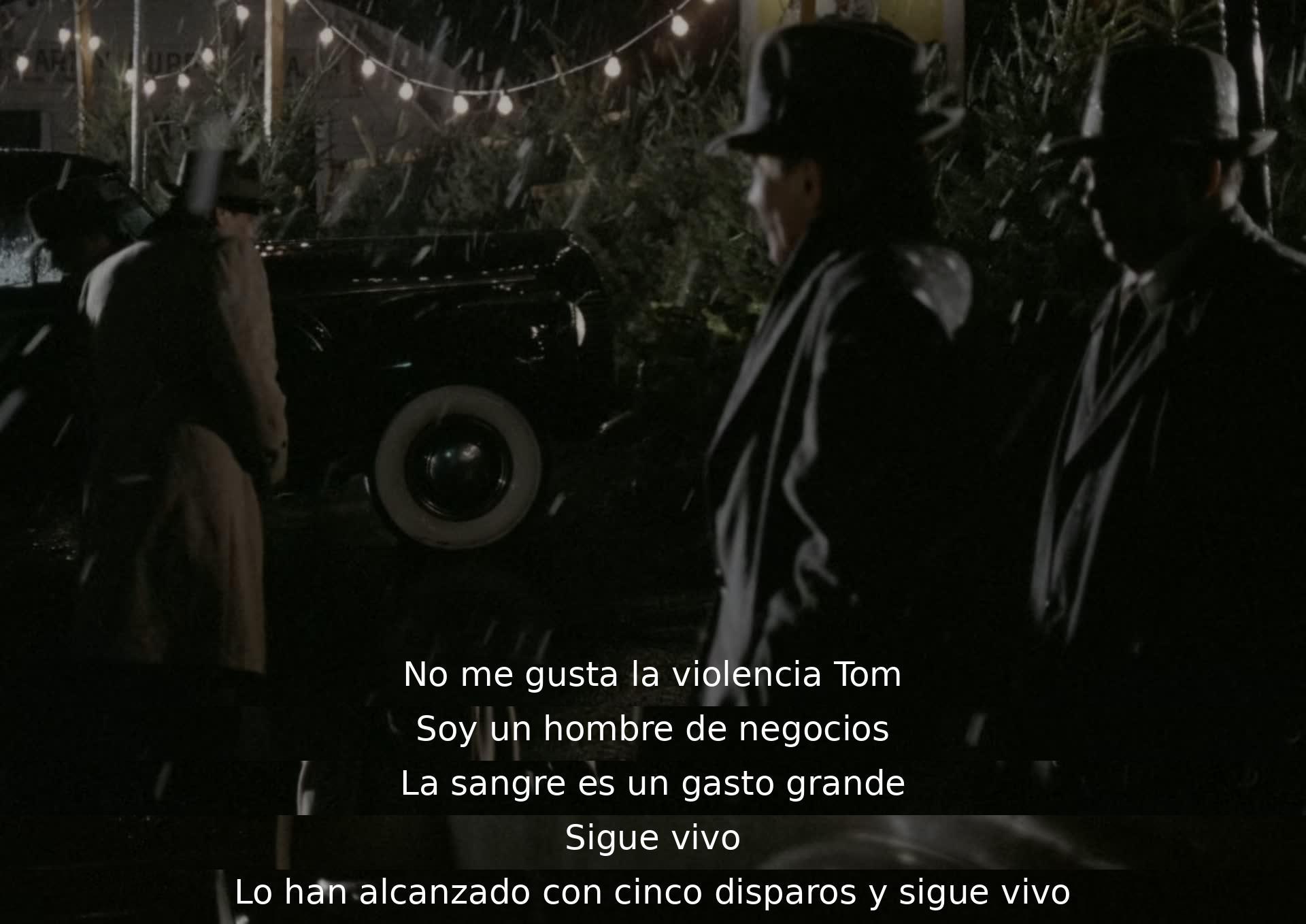 Un personaje afirma que no le gusta la violencia y prefiere ser un hombre de negocios. Menciona que la sangre representa un gran gasto. A pesar de haber recibido cinco disparos, una persona sigue con vida.