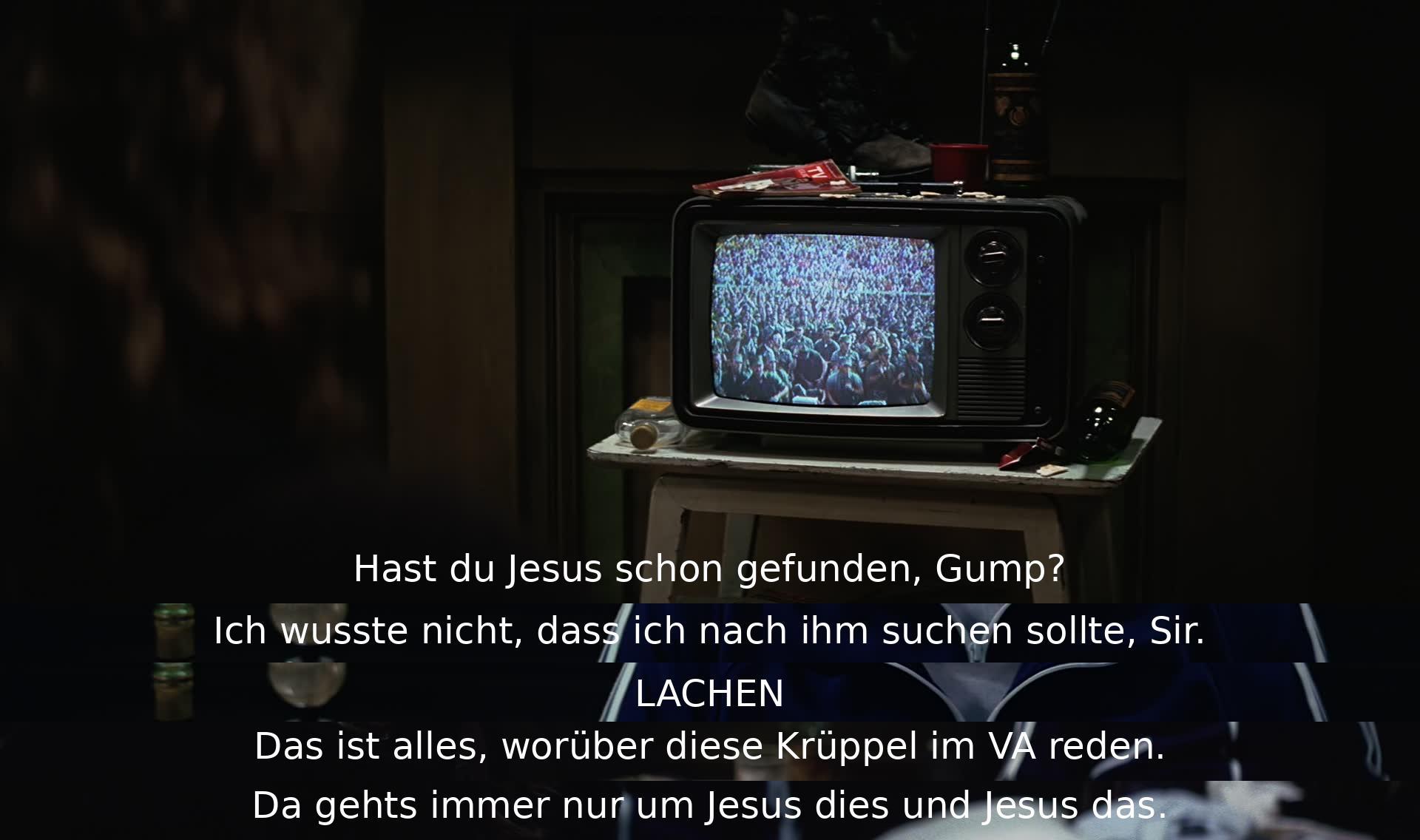 Der Mann fragt Gump, ob er Jesus gefunden hat. Gump antwortet, dass er nicht wusste, dass er nach ihm suchen sollte. Sie lachen, während der Mann über die Leute im VA spricht, die viel über Jesus reden.