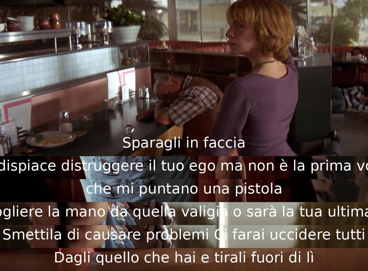 Un personaggio minaccia con una pistola ma l'altro lo avverte di non essere il primo a farlo. Gli dice di non toccare la valigia o sarà la fine. Lo esorta a smettere di essere problematico per non mettere tutti in pericolo, chiedendo di consegnare ciò che ha e andarsene.