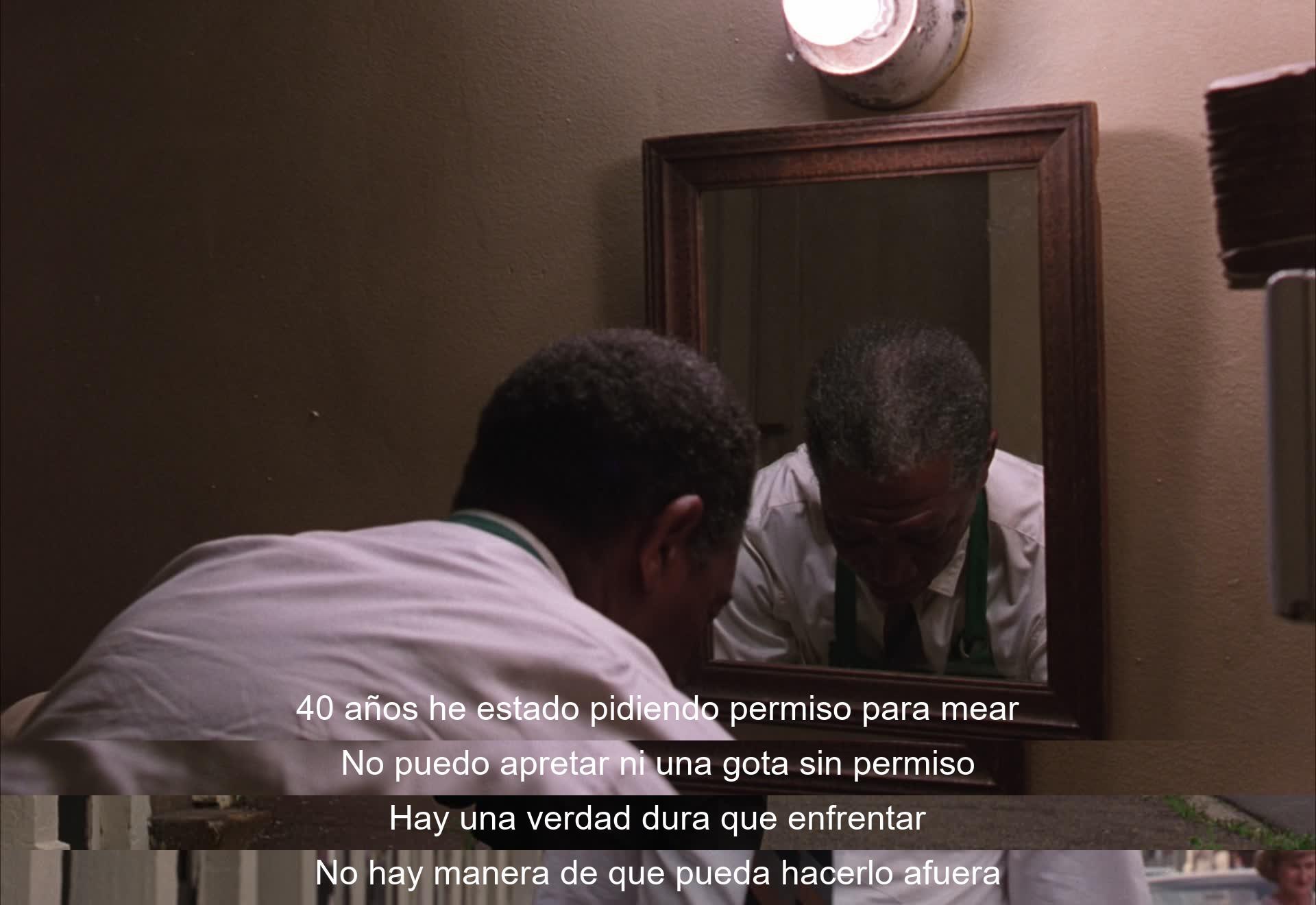 Durante 40 años, el personaje ha debido pedir permiso para ir al baño. La dificultad para orinar sin permiso es un reto. Él enfrenta una verdad cruda: es imposible lograrlo fuera de prisión.