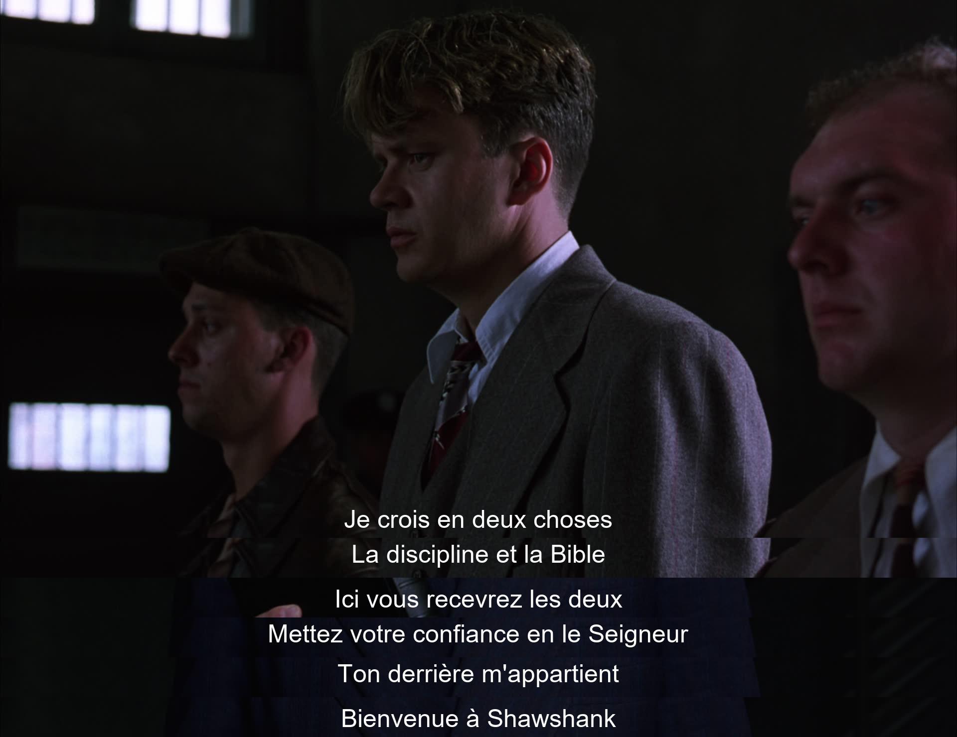 La dialogue souligne l'importance de la discipline et de la foi en prison. Un détenu est accueilli à Shawshank et informé que sa vie est contrôlée par les règles strictes de la prison.