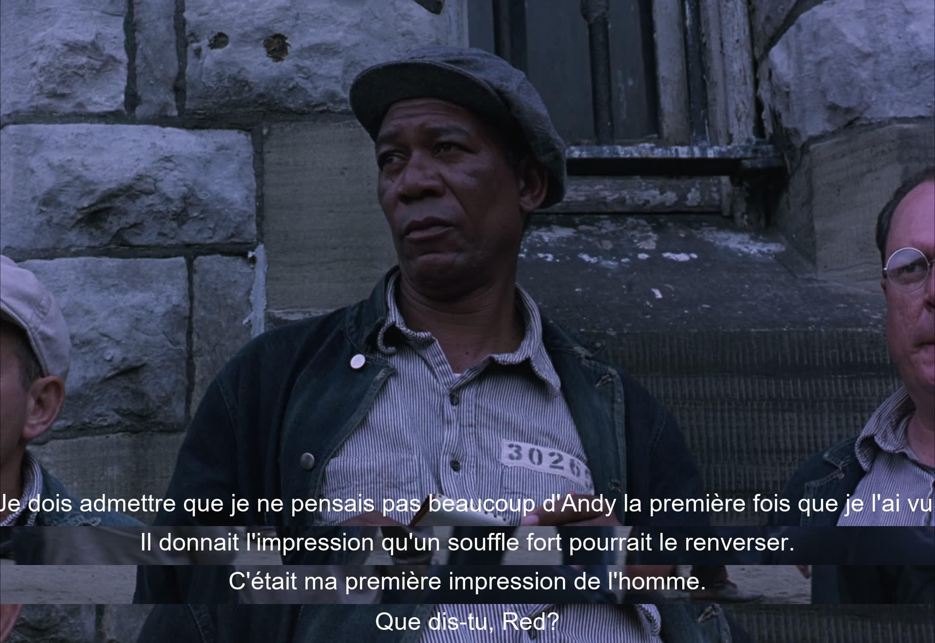 Un homme d'apparence faible, Andy n'inspire pas confiance au premier abord. Red partage cette perception initiale, se demandant ce que son compagnon en pense.