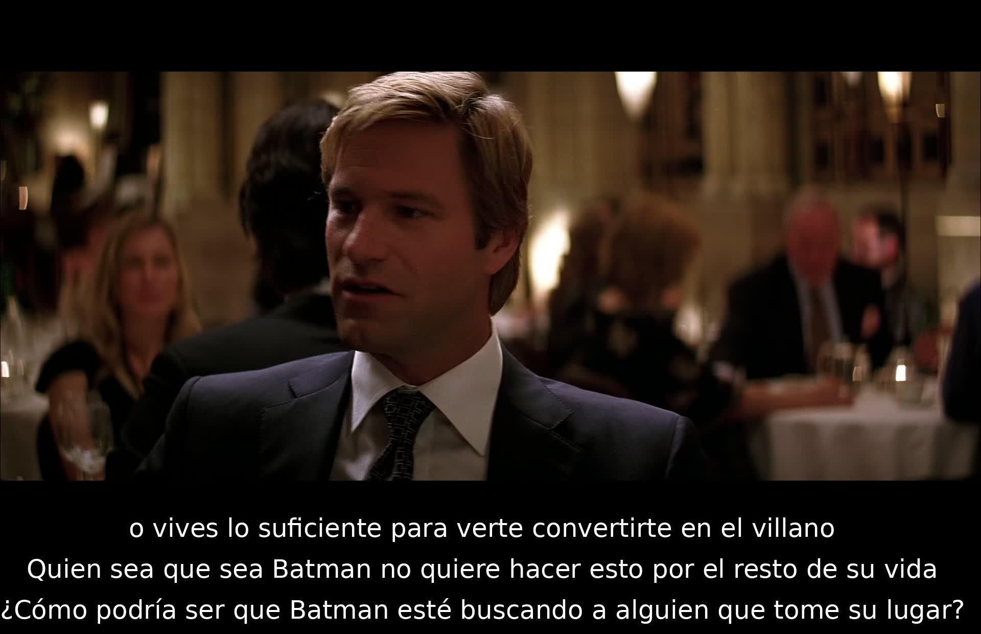 Un personaje advierte que vivir lo suficiente puede convertirte en el villano. Batman se muestra cansado y reflexiona sobre la posibilidad de encontrar a alguien que lo reemplace. La conversación plantea la idea de la relevancia de buscar un nuevo símbolo.