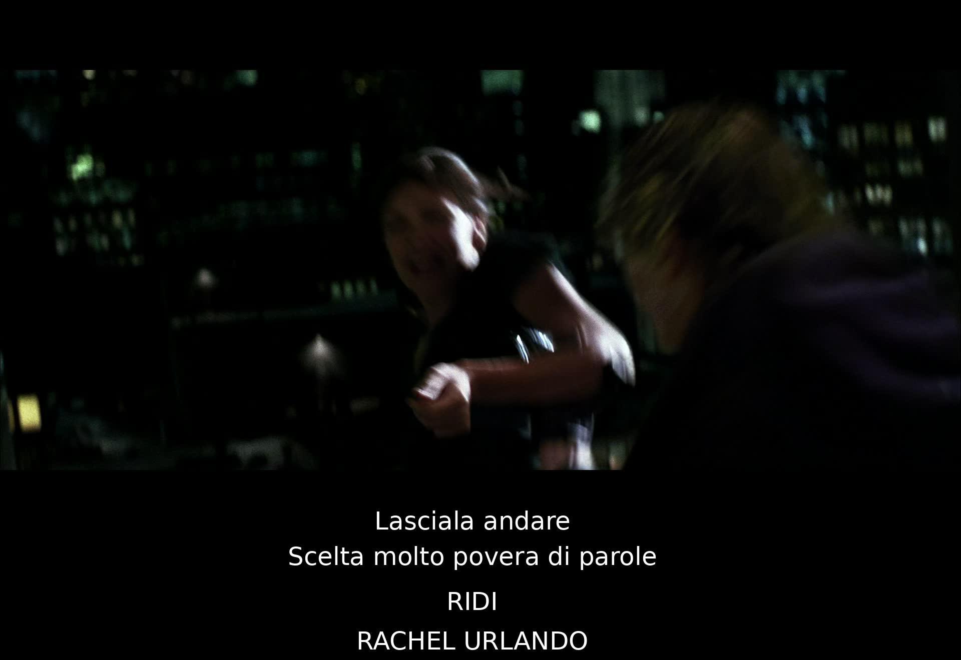 La frase "Lasciala andare" viene seguita da un avvertimento sulle parole usate. Viene poi chiesto di ridere, mentre Rachel urla. La tensione è evidente in questa scena emblematica.