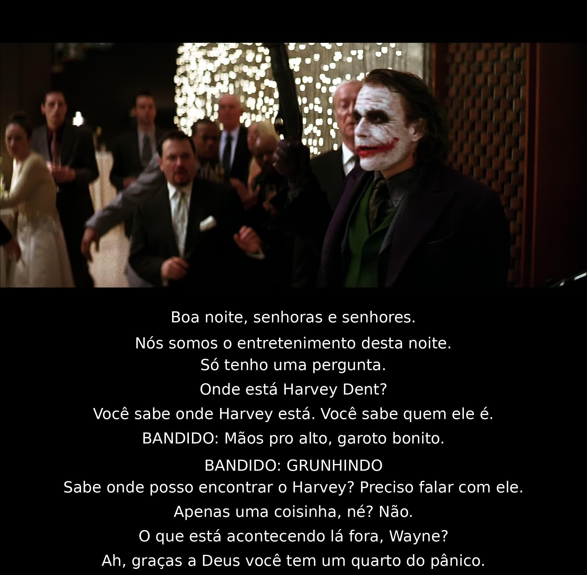 Boa noite a todos, somos a atração desta noite. Onde está Harvey Dent? Você sabe quem ele é. Preciso falar com ele. O que está acontecendo lá fora, Wayne? Que sorte ter um quarto do pânico. Assaltantes interrompem a conversa.